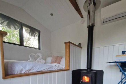 Wren - Luxury Shepherd's Hut with Private Hot Tub