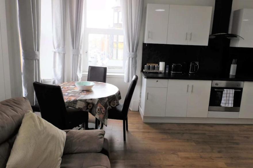 Comfortable 4 bed Apt in Paisley Next to Station