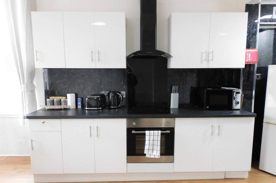 Comfortable 4 bed Apt in Paisley Next to Station