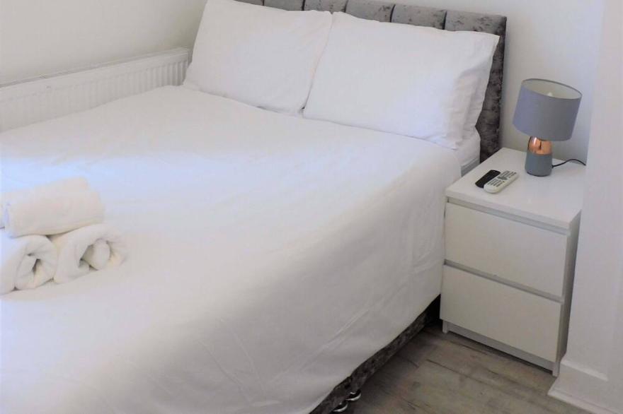 Comfortable 4 bed Apt in Paisley Next to Station