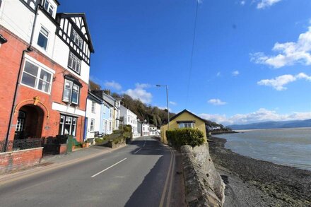 Cosy, Traditional Welsh 2 Bedroom Sea Front Cottage Sleeping 4 Guests