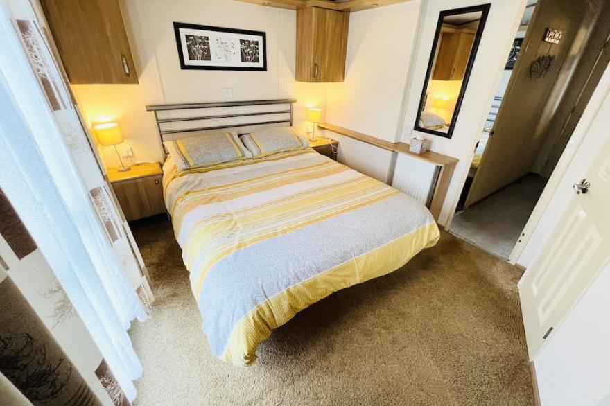 Luxury 2 Bedroom Caravan LG39, Shanklin, Pet Friendly, Central Heating
