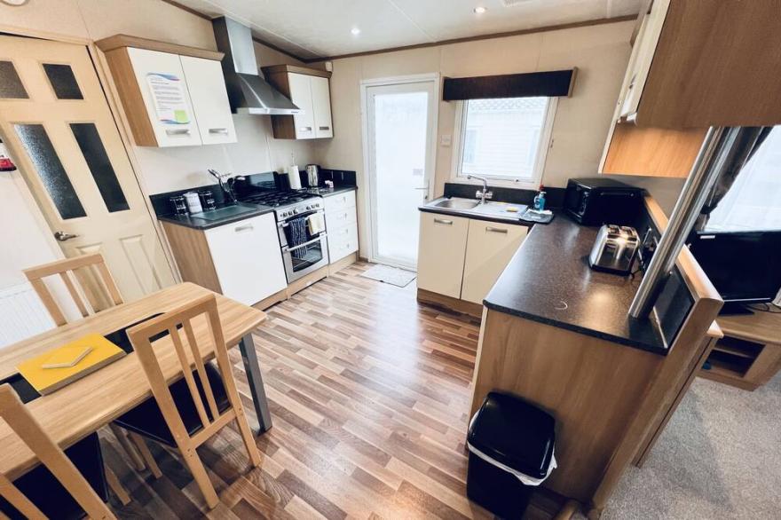Luxury 2 Bedroom Caravan LG39, Shanklin, Pet Friendly, Central Heating