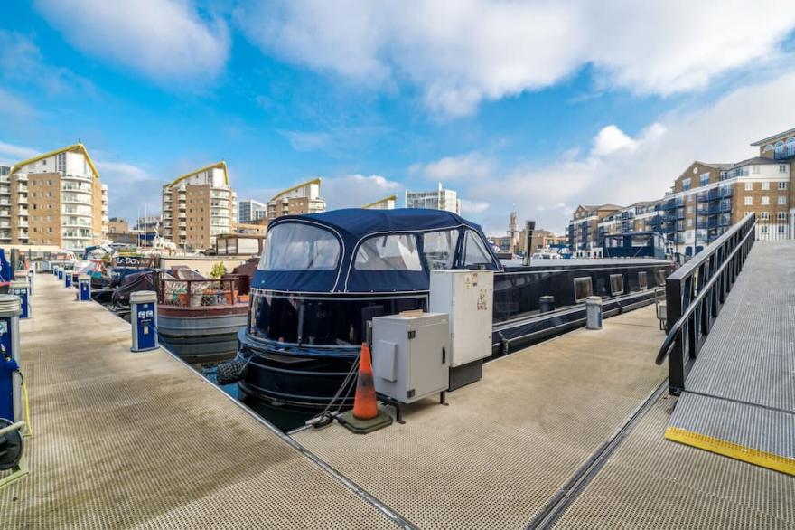 ALTIDO Stylish Boathouse in Limehouse Marina