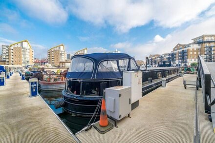 ALTIDO Stylish Boathouse in Limehouse Marina