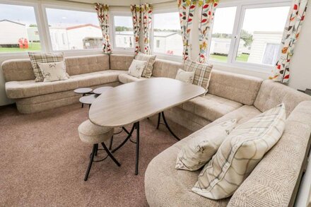 KESTREL 13, pet friendly, with a garden in Cayton