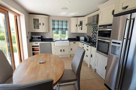 Priory Cottage - Luxury Cottage, Near to Beach