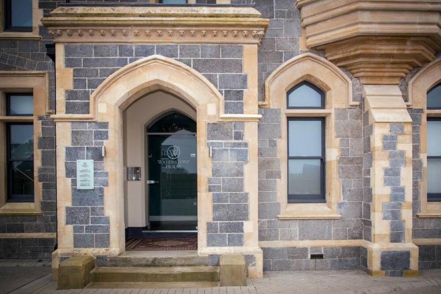 Apartment 8 Waterstone House - Luxury Apartment, Sea Views, Pet Friendly