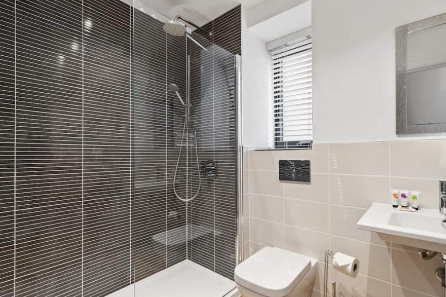 Apartment 8 Waterstone House - Luxury Apartment, Sea Views, Pet Friendly
