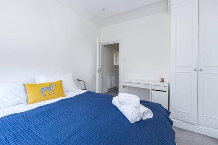 Bright two bedroom flat in fashionable Fulham by UnderTheDoormat