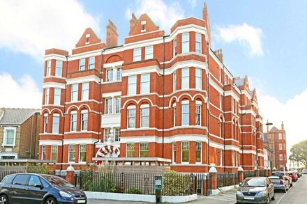 Spacious 3 Bedroom Apartment in Hammersmith