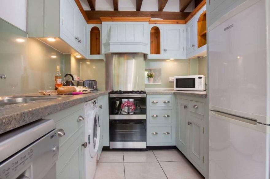 Beautiful private villa for 4 guests with WIFI, TV, patio, panoramic view and parking