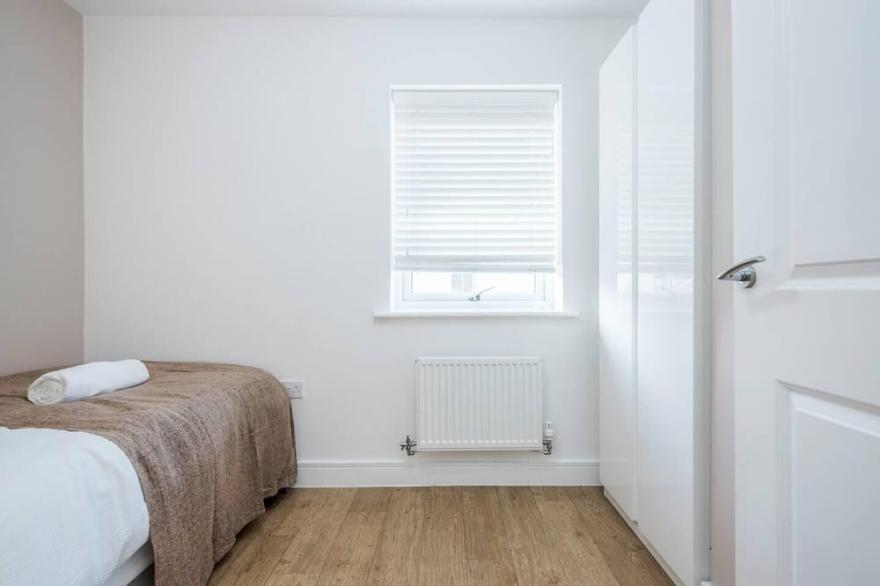 TMS Cheerful 5BDR house! Thurrock! Free Parking!