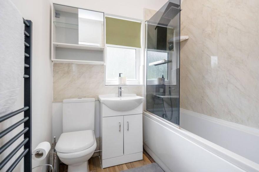 TMS Beautiful 4 Bedroom House!Dagenham!Freeparking