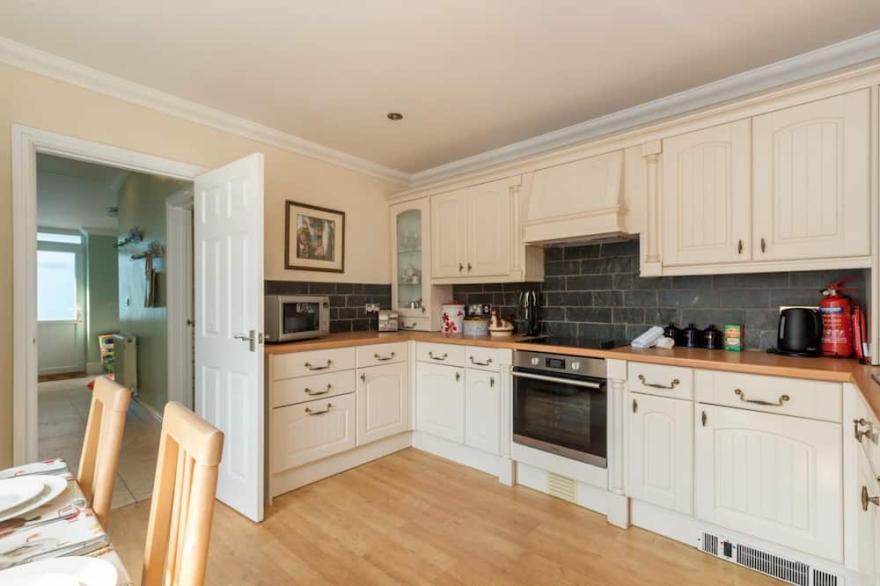 Sunningdale - Beach Side Cottage, Sea Views, Parking