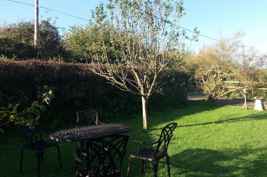 Found At The Foot Of Roundway Hill With It's Own Secluded Garden. Pet Friendly.