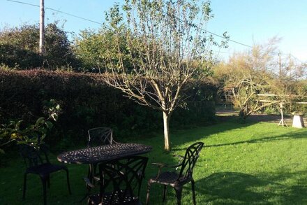 Found at the foot of Roundway Hill with it's own secluded garden. Pet friendly.