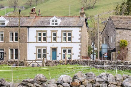 VALLEY VIEW, family friendly, character holiday cottage in Kettlewell