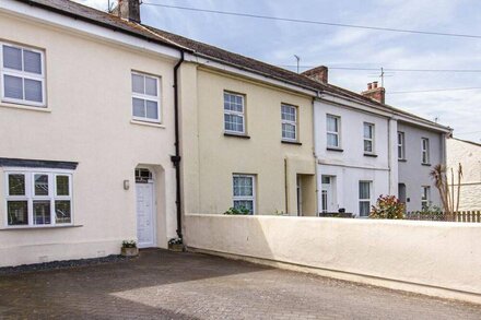 1 Marine Terrace, sleeps 4 in Wadebridge