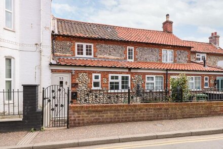 LOBSTER POT COTTAGE, pet friendly, with a garden in Sheringham