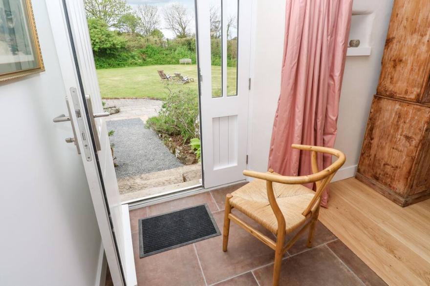 GILLY SKYBER, pet friendly, with a garden in Mawgan