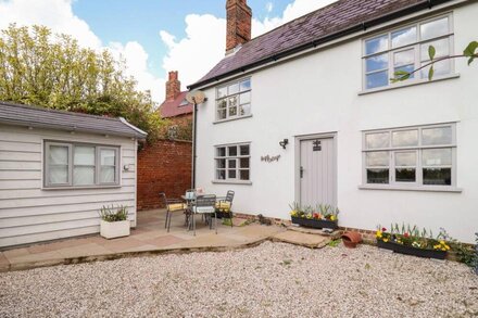 BUGG COTTAGE, family friendly, with a garden in Levington