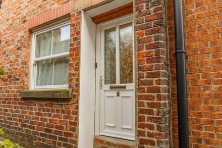 STOWAWAY COTTAGE, pet friendly, character holiday cottage in Whitby