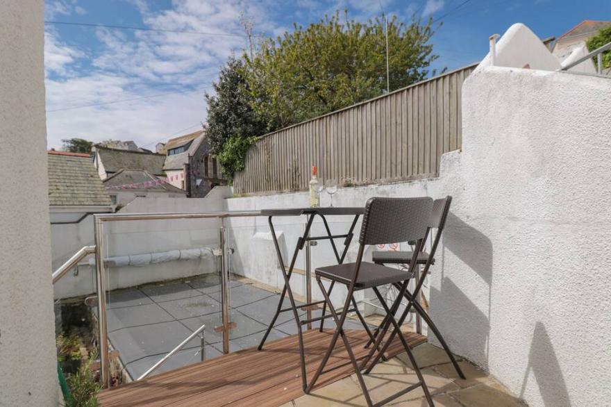 TOPSIDE, country holiday cottage, with pool in Salcombe