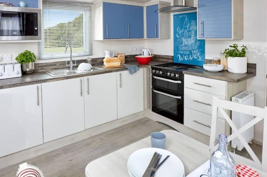 2 bedroom accommodation in Milford-on-Sea, Nr Lymington