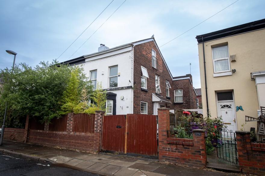 Large And Spacious 5 Bedroom House In The Heart Of Liverpool