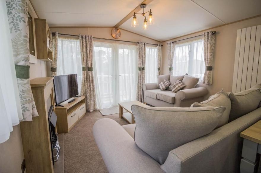 Beautiful 6 berth caravan with decking at Southview Holiday Park ref 33024O