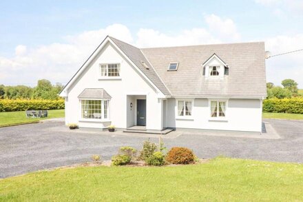 FERN VIEW HOUSE, family friendly in Beaufort, County Kerry