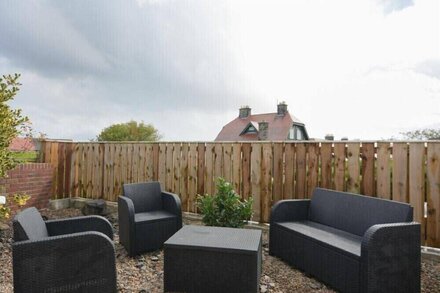 KITTLING NOOK, pet friendly, country holiday cottage in Bamburgh