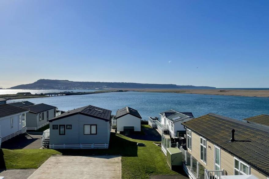 Skydeck Holiday home with fabulous views over Chesil Beach and Portland Harbour