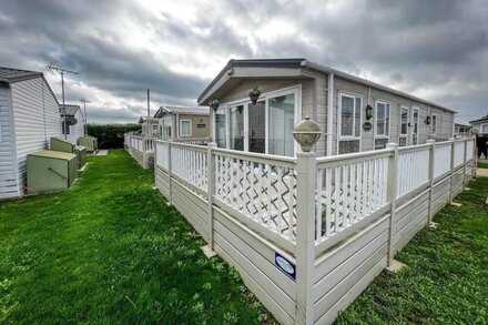 Beautiful caravan at Seaview Holiday Park in Kent ref 47028PB