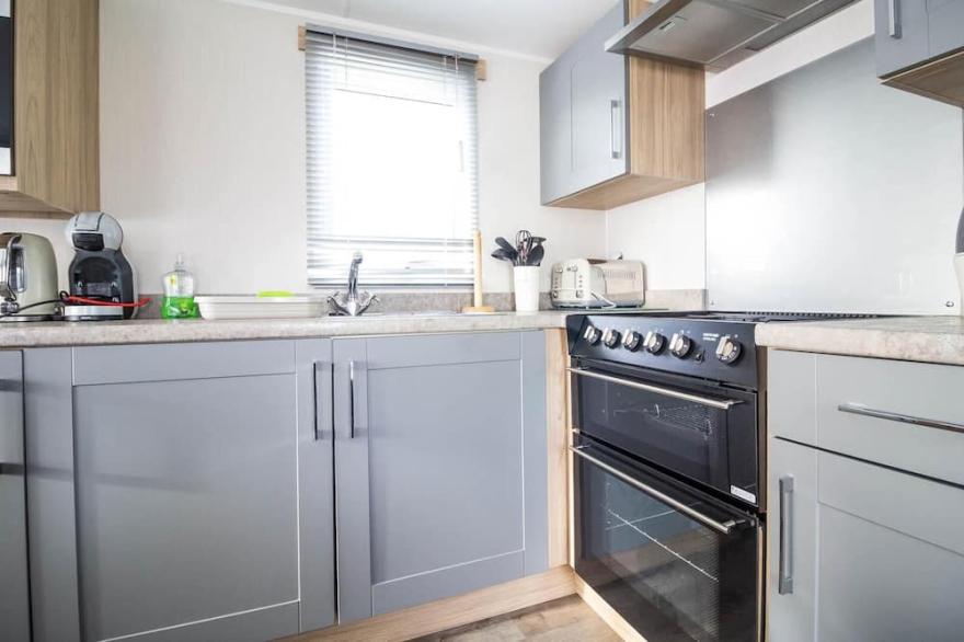 Beautiful caravan with decking at Manor Park in Hunstanton ref 23042B