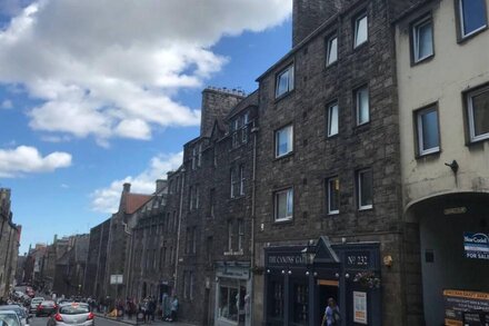 Spacious Apartment on the Historic Royal Mile in Edinburgh's Old town