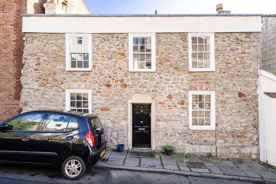 Charming two bedroom cosy cottage in Clifton