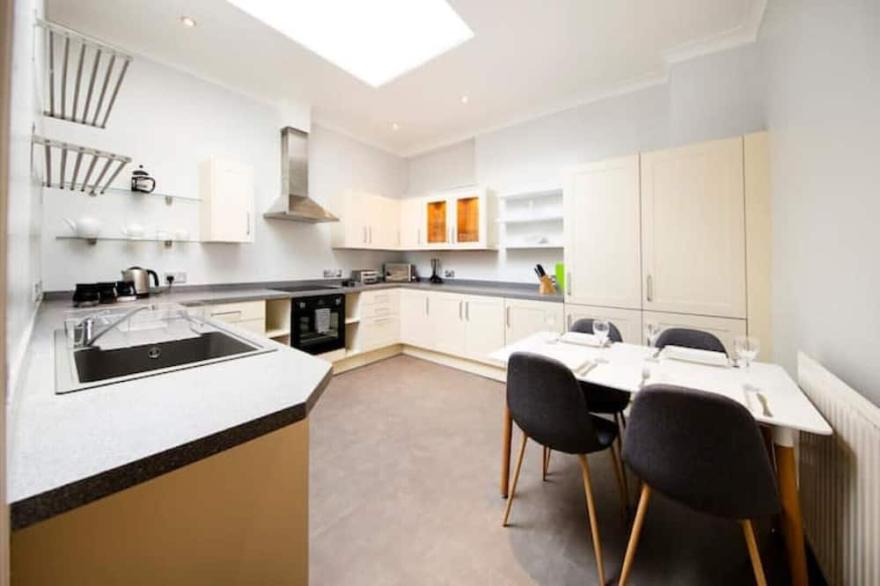 Clifton Spacious 3 Bed Apt&Parking-Simply Check In