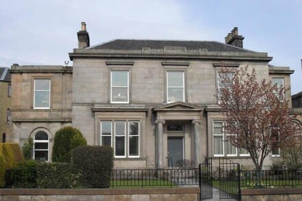 Period Flat With Parking and Arthur's Seat Views