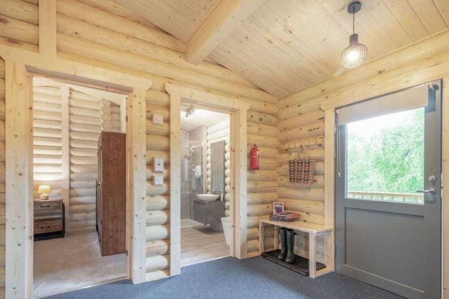 Treetops Luxury Log Cabin - Hot Tub, BBQ & Sauna