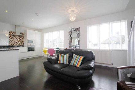 Stunning Modern Three Bed/three En Suite Apartment