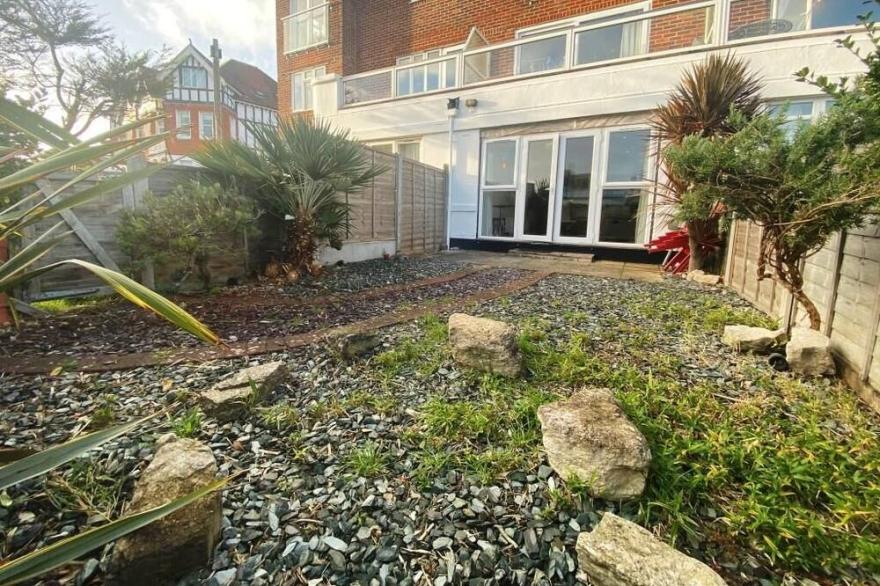 Bournecoast: Lovely Open Plan Ground Floor Apartment With Patio/parking - Fm2613