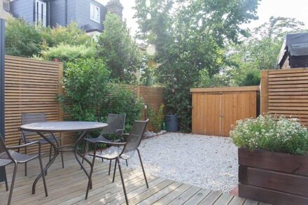 Stylish Flat Near Wimbledon With Garden + Parking