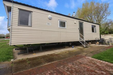 NO. 46 WESTFIELD, pet friendly, character holiday cottage in Skipsea