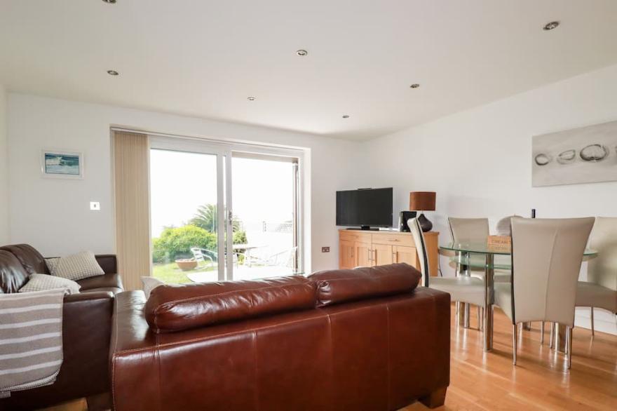 PEBBLES, country holiday cottage, with a garden in Downderry