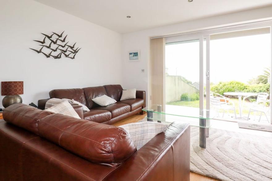 PEBBLES, country holiday cottage, with a garden in Downderry