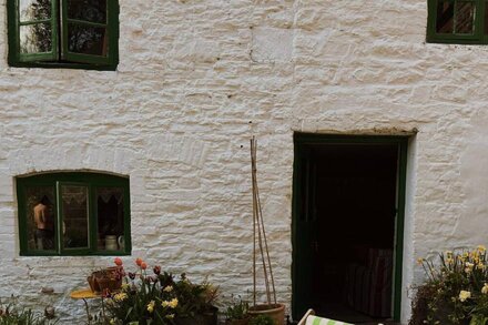 Historical Little Mill Cottage, Moments From Mountains and Market Town