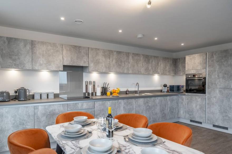 Stunning 3 Bed Penthouse Central MK, Free Parking By Valore Property Services