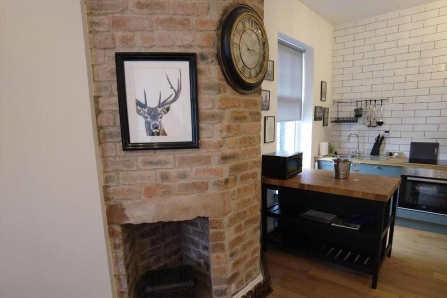 Rabbie’s Schoolhouse - 2 Bed Apartment In The Town Centre Of Ayr